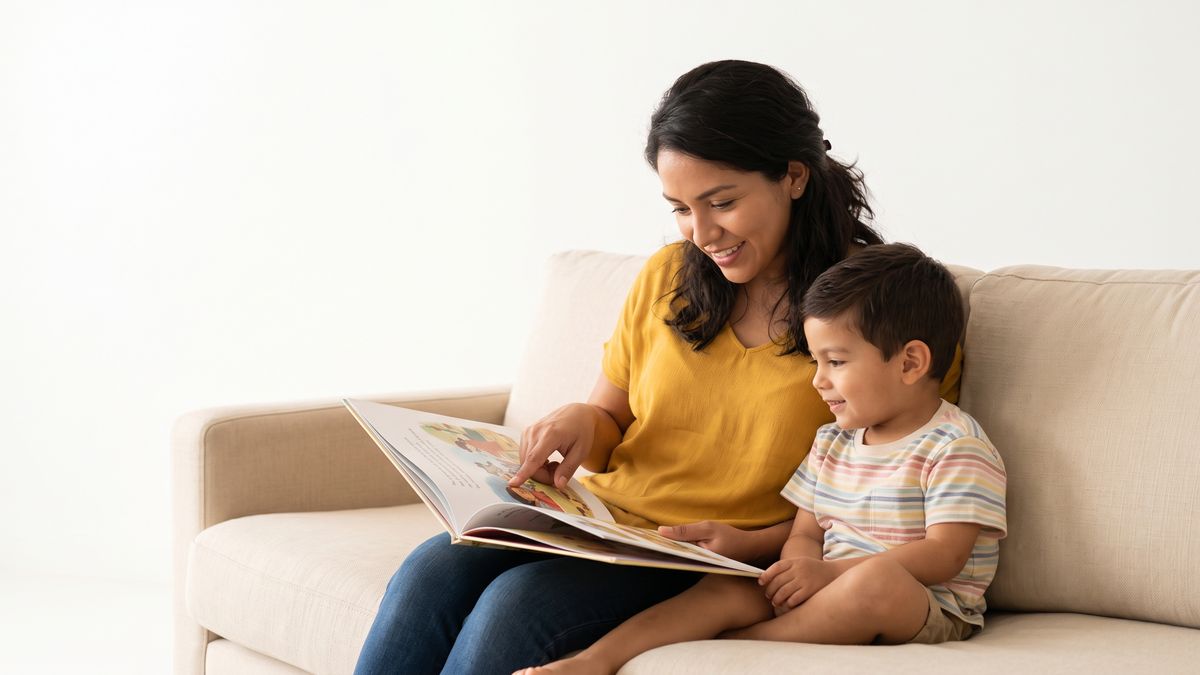 Madre leyendo un cuento con su hijo en casa