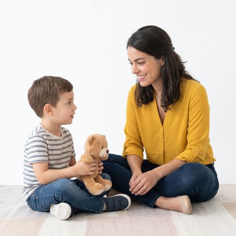 Psicóloga infantil conversando con un niño